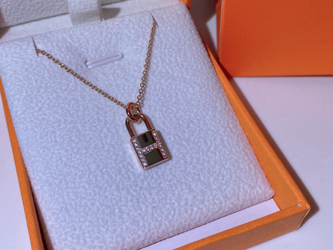 [Baslove]HM ADVANCED NICHE LOCK HEAD NECKLACE DIAMONDS