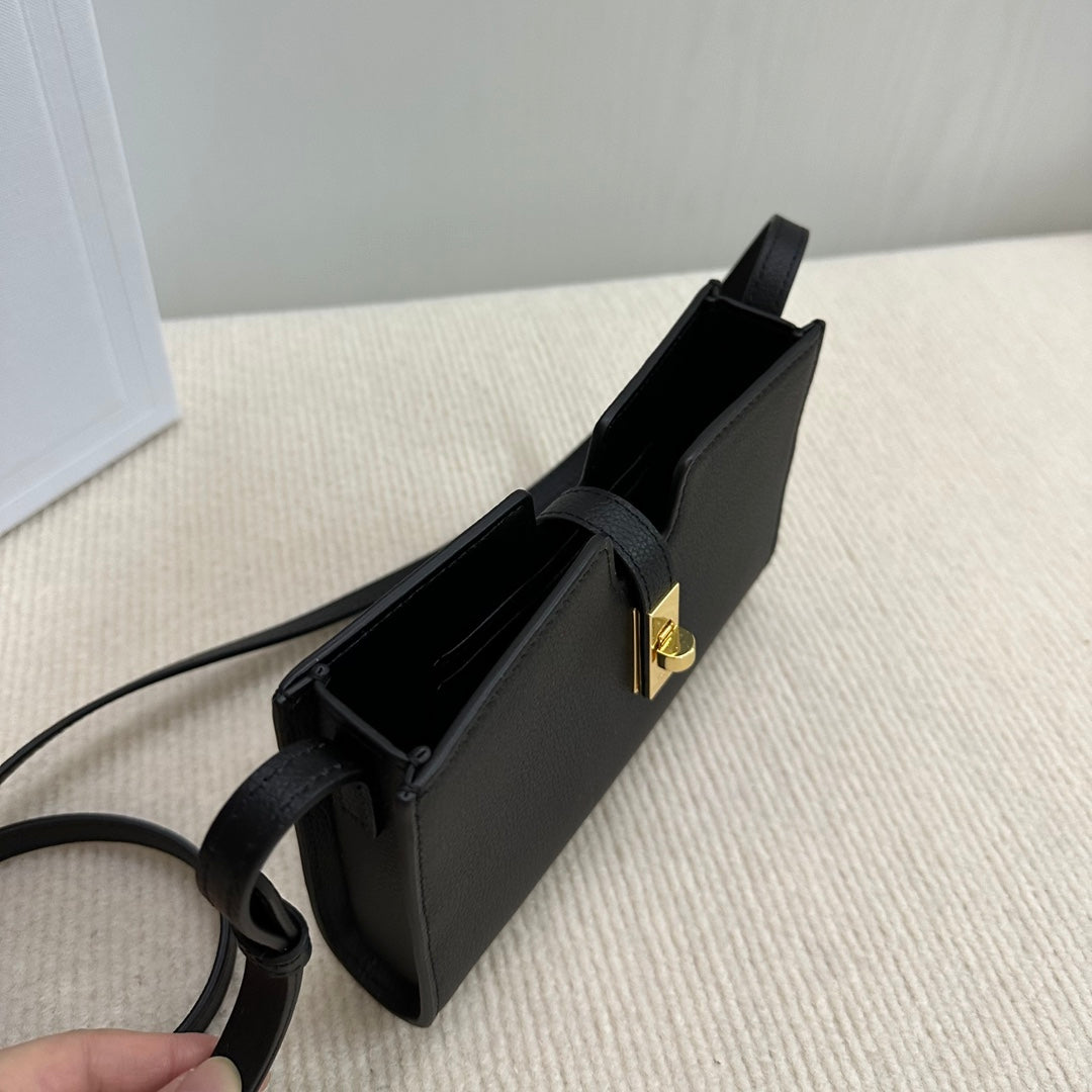 16 STRAP POCHETTE 18 IN BLACK SUPPLE CALFSKIN GOLD HARDWARE