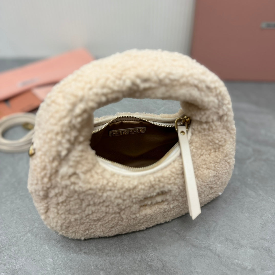 WANDER HOBO BAG 18 IN BEIGE SHEARLING