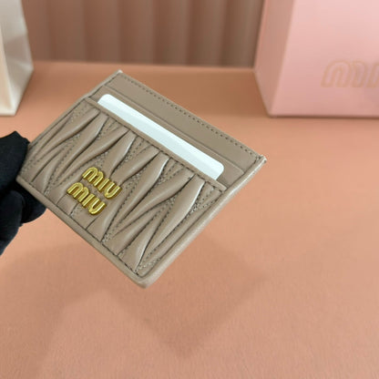 MATELASSÉ NAPPA LEATHER CARD HOLDER TAUPE GRAY