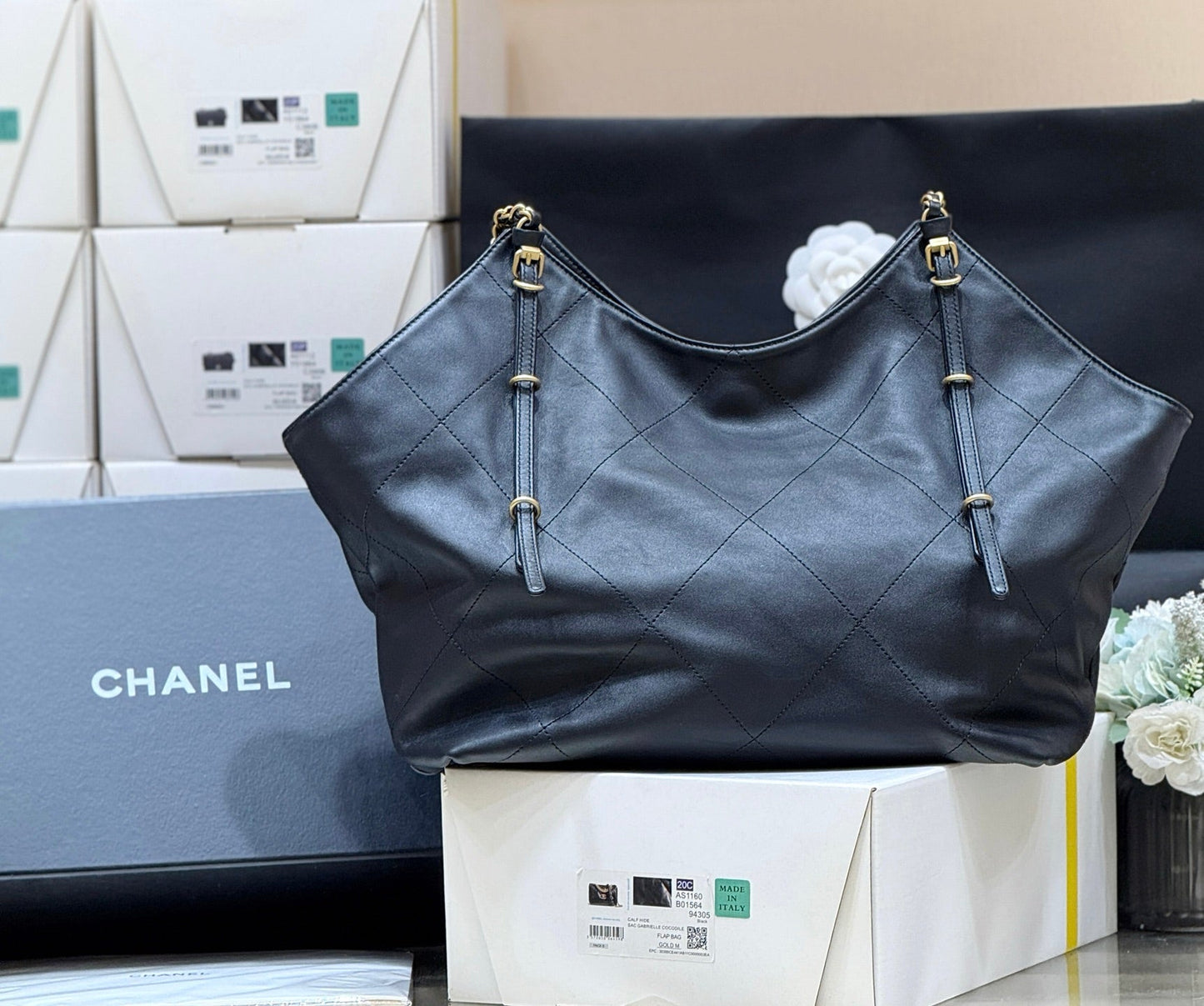 MEDIUM MAXI SHOPPING BAG 47 IN BLACK CALFSKIN GOLD-TONE METAL