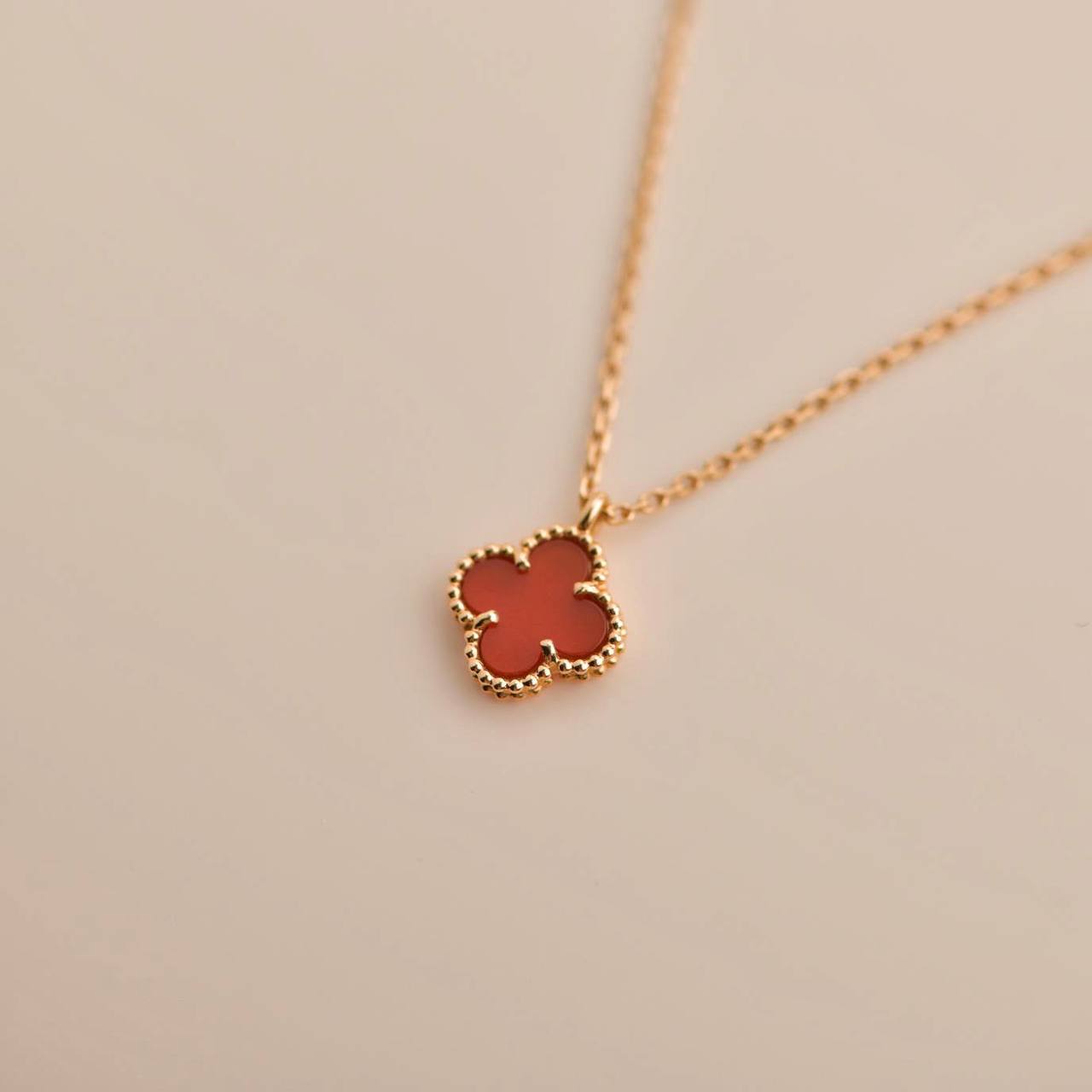 [Baslove]CLOVER MINI 9.5MM WHITE CARNELIANS NECKLACE