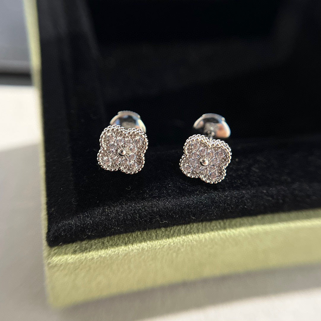 [Baslove]CLOVER MINI DIAMOND STUD EARRINGS