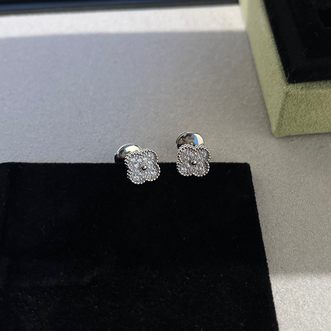 [Baslove]CLOVER MINI DIAMOND STUD EARRINGS