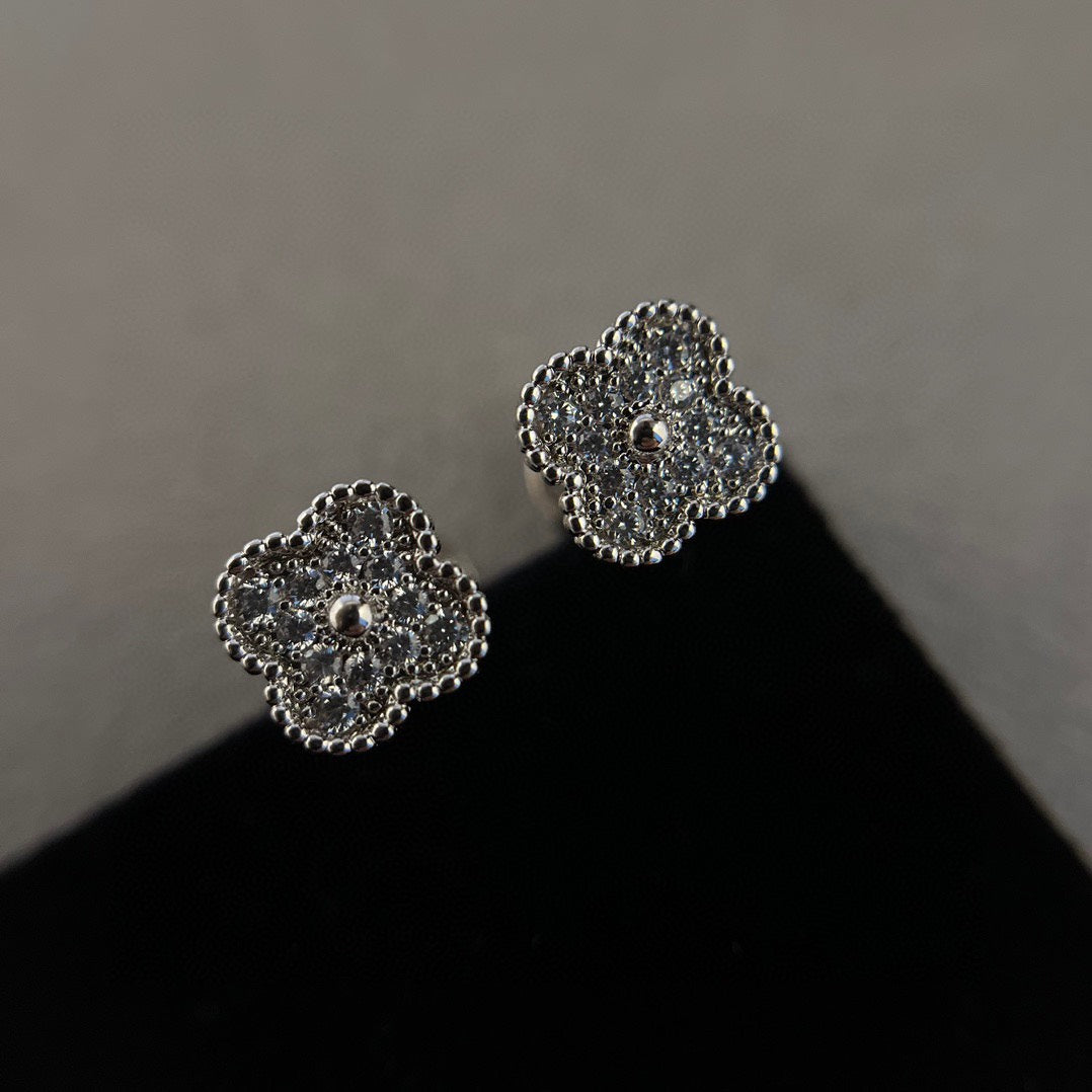 [Baslove]CLOVER MINI DIAMOND STUD EARRINGS