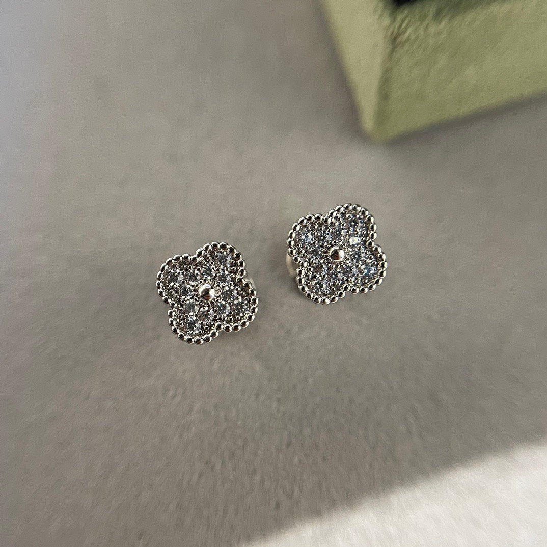 [Baslove]CLOVER MINI DIAMOND STUD EARRINGS