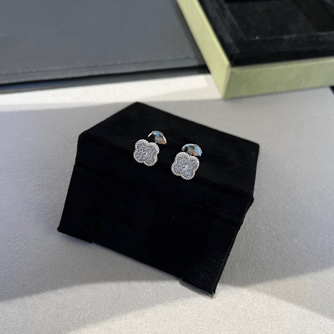 [Baslove]CLOVER MINI DIAMOND STUD EARRINGS